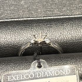 【エクセルコダイヤモンド(EXELCO DIAMOND)の口コミ】 【指輪のデザインについて】
エンゲージリングもマリッジリングも凝ったデ…
