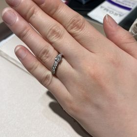 【ブルガリ(BVLGARI)の口コミ】 最初は見た目が一粒石のものをメインに試着していたのですが、複数店舗回…