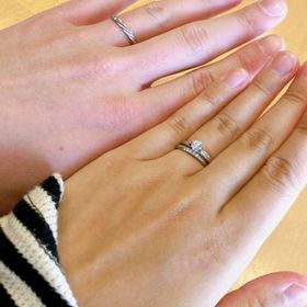 【アイプリモ(I-PRIMO)の口コミ】 結婚指輪のデザインは小粒の装飾が5つあって、どちらかと言えばキュートな…