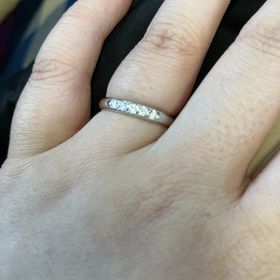 【4℃ BRIDAL(ヨンドシーブライダル)の口コミ】 25万円くらいでした。決め手はデザインです。他のところも見学しましたが…