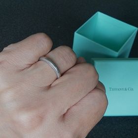 【ティファニー(Tiffany & Co.)の口コミ】 男がつけても嫌味ないシンプルなデザインであること、生涯つけるものなの…