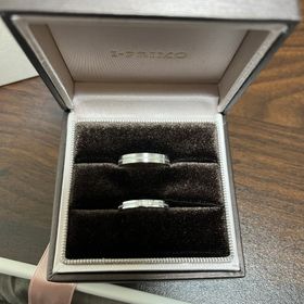 【アイプリモ(I-PRIMO)の口コミ】 新婦の指輪はシンプルですが、中心部のダイヤがはいっており、とてもかわ…