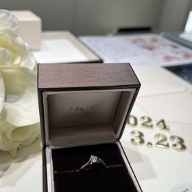 【アイプリモ(I-PRIMO)の口コミ】 ウェーブ型の指輪で爪が4本であるため、ダイヤモンドが綺麗にかつ浮いてる…