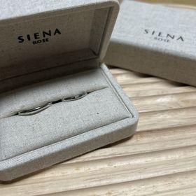 【SIENAROSE(シエナロゼ)の口コミ】 飽きないシンプルなデザイン。つけた際には、幅狭リングのため、指馴染み…