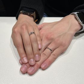 【アイプリモ(I-PRIMO)の口コミ】 婚約指輪と重ね付けしても、婚約指輪、結構指輪それぞれが一つでも綺麗に…