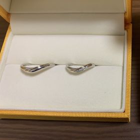 【ケイウノ ブライダル(K.UNO BRIDAL)の口コミ】 Vラインでありながら、ウェーブの良さも持ったカーブの指輪です。つけ心地…