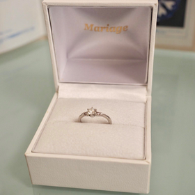 【Mariage ent(マリアージュエント)の口コミ】 ピンクダイヤを第一条件で探しており、マリアージュの指輪は周りのメレダ…