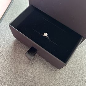 【銀座ダイヤモンドシライシの口コミ】 どの角度から見てもキラキラしててとても綺麗です。下からも明かりが入る…