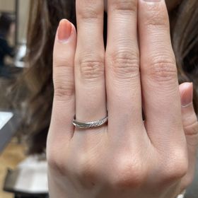 【ラザール ダイヤモンド(LAZARE DIAMOND)の口コミ】 普段使いできるシンプルなデザインでありながら、ダイヤモンドがキラキラ…