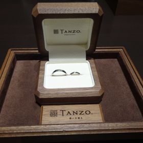 【TANZO.(鍛造指輪)の口コミ】 長く使うことを考えてシンプルめなデザインにしましたが、細かい槌目が入…