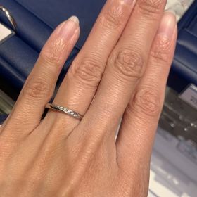 【銀座ダイヤモンドシライシの口コミ】 シンプルなデザインですが華やかさがあり、求めていたものにぴったりでし…