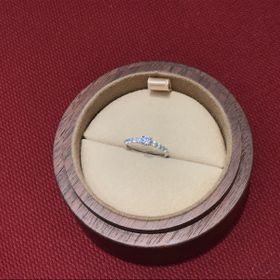 【COLANY(コラニー)の口コミ】 彼と一緒に選びました。
シンプルな婚約指輪よりも出かけるときにも結婚指…