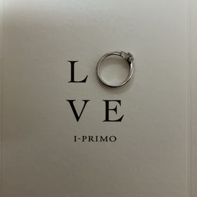 【アイプリモ(I-PRIMO)の口コミ】 ウェーブ形状で手に馴染みやすいです。
手が小さいため、指輪の存在感が出…