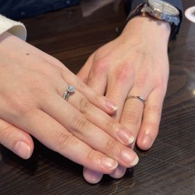 【ケイウノ ブライダル(K.UNO BRIDAL)の口コミ】 ストレートラインながらもリボンのひねりで立体的な美しさもあります。わ…