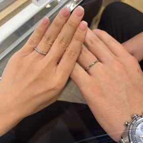 【HOSHI no SUNA 星の砂(ほしのすな)】の口コミ 新郎はシンプルなものを、新婦はハーフエタニティを探してました。軽くてと...