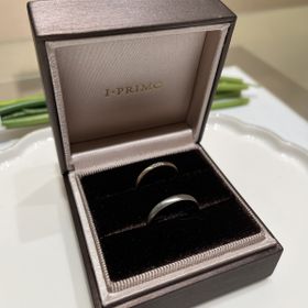 【アイプリモ(I-PRIMO)の口コミ】 絹目のような表面のデザインが光に当たった時に綺麗で、あまり結婚指輪の…