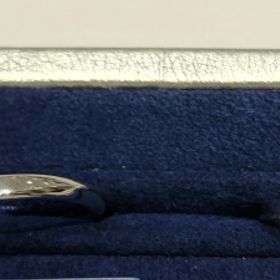 【ジュエリーKANDAの口コミ】 シンプルで、王道なデザインですが人気で、付けやすい指輪でした。
旦那さ…