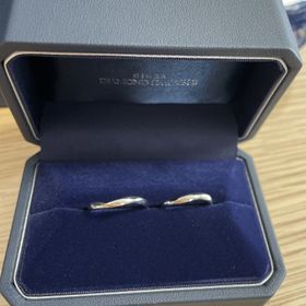 【銀座ダイヤモンドシライシの口コミ】 何よりデザインが気に入っています。控えめなウェーブと細めのリングで指…