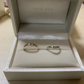 【宝寿堂(ほうじゅどう)の口コミ】 婚約指輪がV字だったので
重ね付けしても違和感のないデザインを
中心に勧…