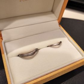 【ケイウノ ブライダル(K.UNO BRIDAL)の口コミ】 杢目がとてもきれいで、ピンクゴールドがいいアクセントになっています。…