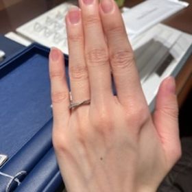 【銀座ダイヤモンドシライシの口コミ】 ダイヤモンドが入ったらデザインで、派手すぎずシンプルなものを探してま…