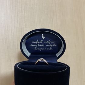【Something Blue(サムシングブルー)の口コミ】 普段使いがしやすく、かつデザインがかわい婚約指輪です。メインのダイヤ…
