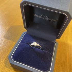 【銀座ダイヤモンドシライシの口コミ】 デザインについて
ゴージャスになりすぎない程度に左右に2つずつのメレダ…