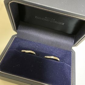 【銀座ダイヤモンドシライシの口コミ】 デザインについて
同じ銀座ダイヤモンドシライシで購入した婚約指輪と重ね…