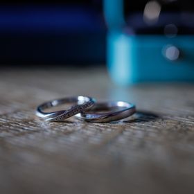 【銀座ダイヤモンドシライシの口コミ】 指輪のデザインが気に入ったため購入に至りました。斜めにダイヤモンドが…