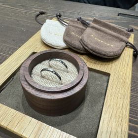 【鎌倉彫金工房の口コミ】 結婚指輪はお揃いのデザイン(甲丸に一部ヘアライン加工)にして、内側に誕…