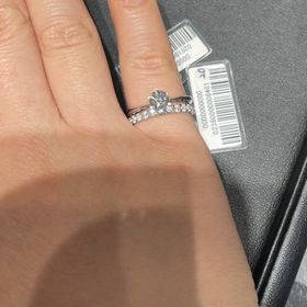 【エクセルコダイヤモンド(EXELCO DIAMOND)の口コミ】 ダイヤを綺麗に、大きく見せるように地金の部分がダイヤモンドに向かうに…