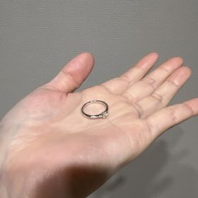 【TOWA(永遠)の口コミ】 シンプルなデザインが好みの方におすすめです。真中のダイヤに加えて両サ…