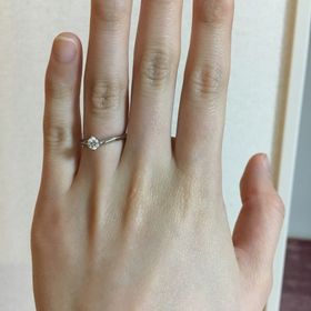 【銀座ダイヤモンドシライシの口コミ】 三件見て回った結果、シンプルなデザインのものがいいと決まり、こちらの…