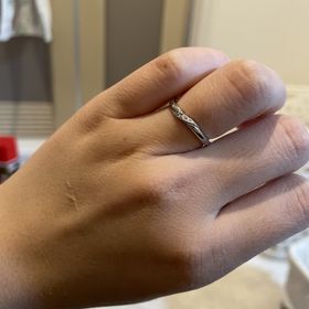 【銀座ダイヤモンドシライシの口コミ】 指がとても細く見えるデザインもとても気に入りました。
光に当たるキラっ…