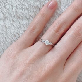 【銀座ダイヤモンドシライシの口コミ】 シンプルなのでダイヤモンドが映えるデザインです。
ウェーブで指が綺麗に…