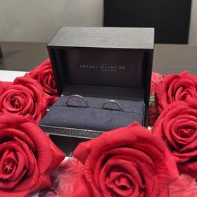 【ラザール ダイヤモンド(LAZARE DIAMOND)の口コミ】 今までに出会ったことのないデザインでした。
シンプルかつ個性的なところ…