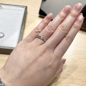 【STAR JEWELRY(スタージュエリー)の口コミ】 人とかぶらず、ダイヤが入っている指輪を探していました。
シンプルながら…