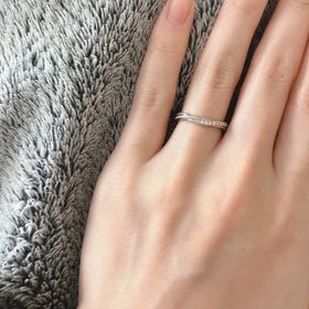 【銀座ダイヤモンドシライシの口コミ】 ねじれているデザインが特徴的で、ダイヤモンドがたくさん付いており華や…