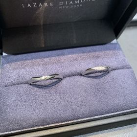 【ラザール ダイヤモンド(LAZARE DIAMOND)の口コミ】 ダイヤモンドが3石のデザインで、派手すぎず地味すぎずちょうど良い煌めき…