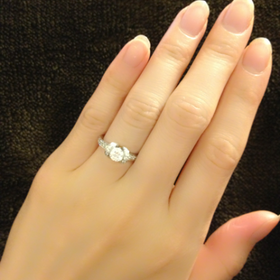 【ティファニー(Tiffany & Co.)の口コミ】 ダイヤ自体のサイズは決して大きくは無いのですが、リボン型となっている…