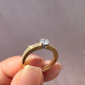 【ケイウノ ブライダル(K.UNO BRIDAL)の口コミ】 イエローゴールドのフレームなので、イエベさんにとっても馴染みが良いで…