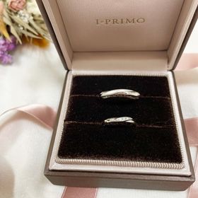 【アイプリモ(I-PRIMO)の口コミ】 斜めに入っているダイヤが、ギラギラしすぎずにかわいいところです。また…