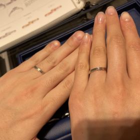 【銀座ダイヤモンドシライシの口コミ】 ふたりで手を取り合っている様子を表したデザイン。童話の結び言葉を冠し…