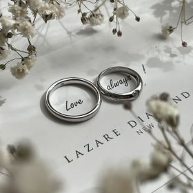 【ラザール ダイヤモンド(LAZARE DIAMOND)の口コミ】 シンプルながら他の人とは少し違うデザインがいいなと探していたところ、…