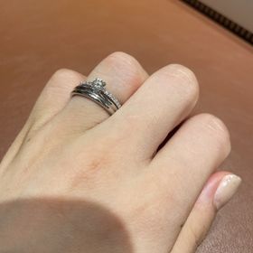 【ブシュロン(BOUCHERON)の口コミ】 リングの幅が他店と比べて細く、自分の長くない指につけるとちょうどいい…