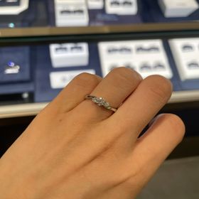 【ROYAL ASSCHER(ロイヤル・アッシャー)】の口コミ ダイヤモンドが3連続きでサイズ違いで並んでおり、またリングの形がウェー...