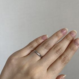 【ラザール ダイヤモンド(LAZARE DIAMOND)の口コミ】 ダイヤモンドの数や大きさの割には輝きがあって、華やかです。
手が小さく…