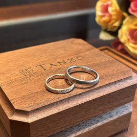 【TANZO.(鍛造指輪)の口コミ】 異なるマット加工を入れたことで見る角度で違う表情を楽しめる。妻とは指…