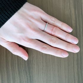 【4℃ BRIDAL(ヨンドシーブライダル)の口コミ】 ダイヤモンドがとても華やかで、一番指が綺麗に見えた7石のタイプにしまし…