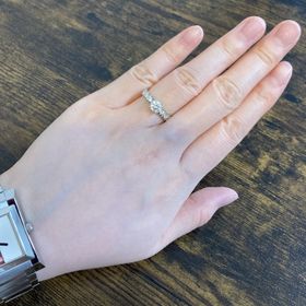 【SUEHIRO(スエヒロ)の口コミ】 最初に0.5ctのダイヤを選び、枠を選びました。
こちらのデザインは元々0.3…